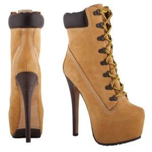 Neutral “Timberland style” boot with heel